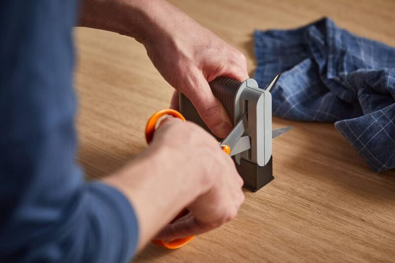 Fiskars Scissor Sharpener for Right-Handed Ceramic Grinding Heads Black/Grey